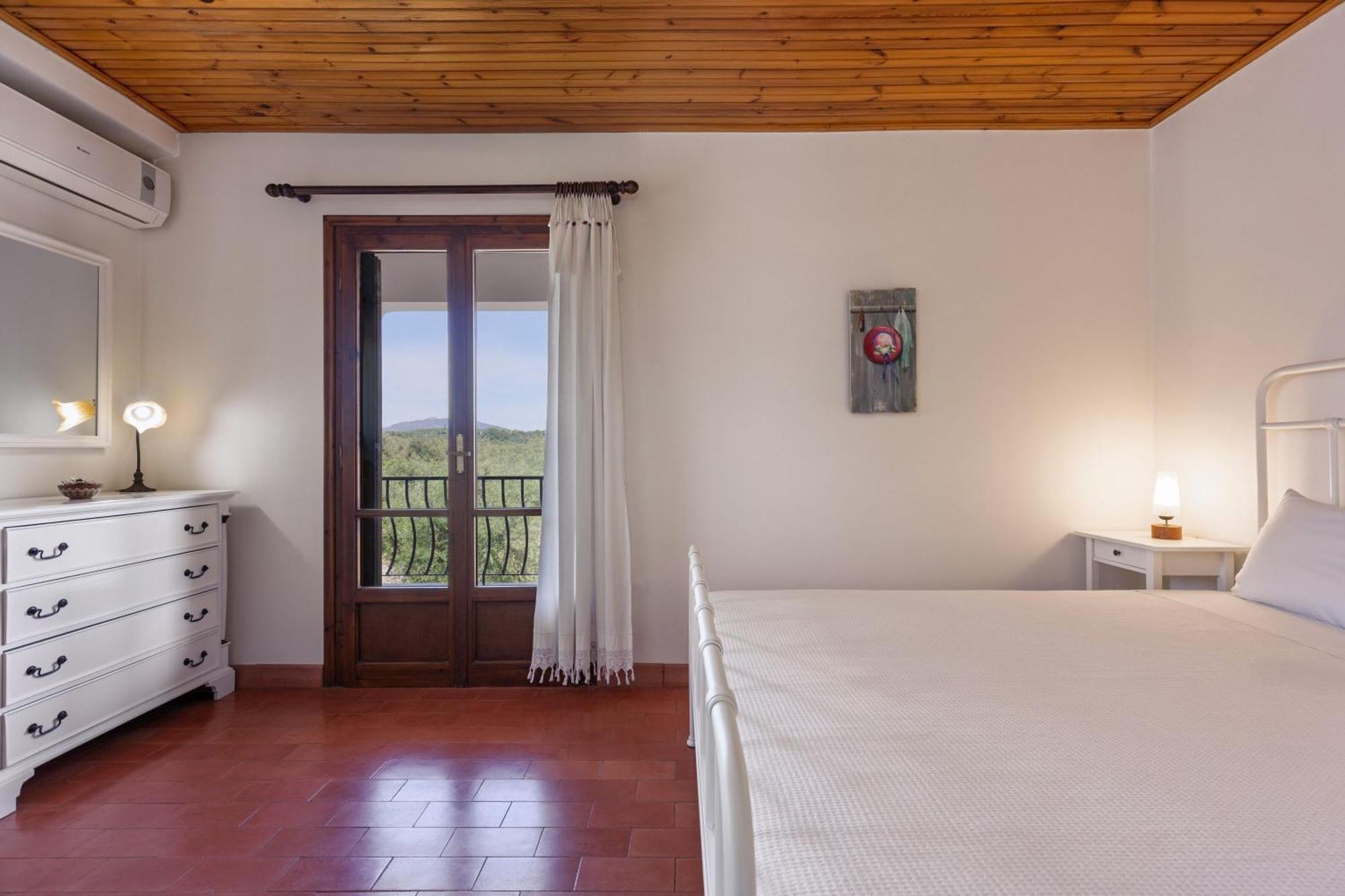 Lola - 3 Bedrooms & Private Pool Vila