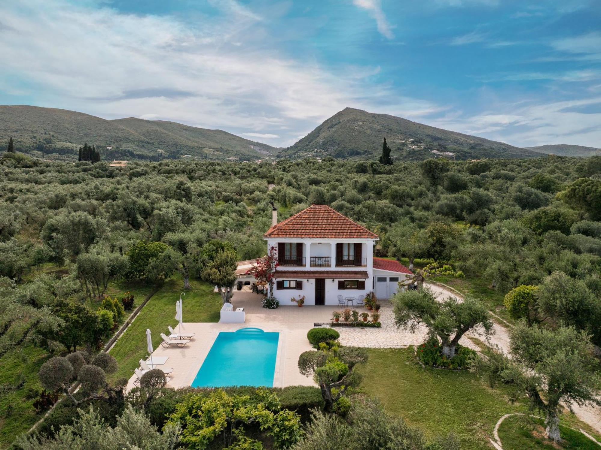 Villa Lola - 3 Bedrooms & Private Pool *
